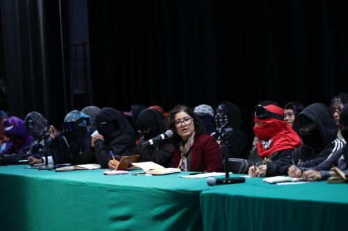 Patricia Zarza abre diálogo histórico con estudiantes en paro